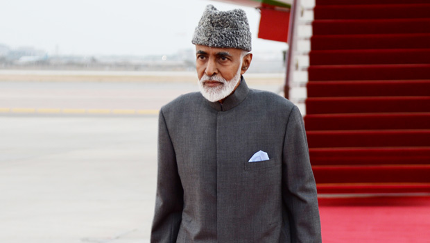 No regresso a Mascate, em Março de 2015, depois do internamento na Alemanha, um irreconhecível sultão, muito debilitado fisicamente devido a uma doença incurável, nunca identificada oficialmente. @ ONA (Oman News Agency)