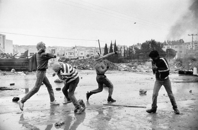 - Palestine, Cisjordanie, Al Ram. Jeunes palestiniens jetant des pierres pendant une manifestation. Janvier 1988 - Palestine, West Bank, Al Ram. Young Palestinians throwing stones during riots. January 1988 @Jean-Claude Coutausse