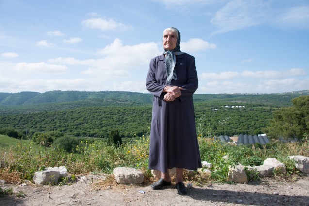 A palestiniana Samiha Dokeh posa para uma foto na sua antiga adeia de Ikrit , no Norte de Israel , em 21 de Abril de 2014. Ela tinha 8 anos quando o Exército desalojou a sua família na promesa de que em breve regressariam. Embora, em 1951, o Supremo Tribunal de Israel tenha reconhecido o direito de os habitantes reaverem os seus bens porque têm cidadania israelita, o Exército destruiu a aldeia, deixando intactas apenas a igreja e o cemitério locais. © Direitos Reservados | All Rights Reserved