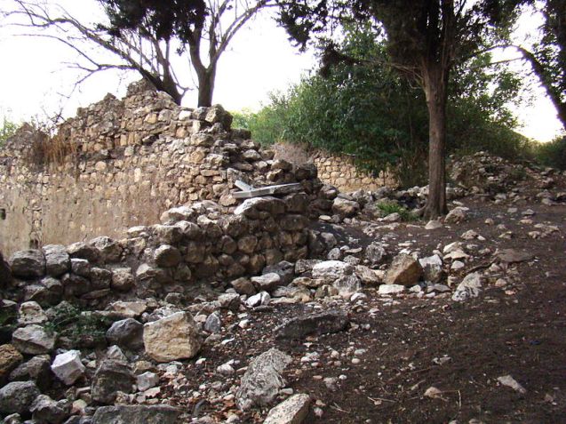 Ruínas da aldeia de Biran, de onde os residentes aceitaram sair voluntariamente, durante a guerra de 1948, mas nunca foram autorizados a voltar pelo Exército israelita, que destruiu a povoação. © Wikipédia