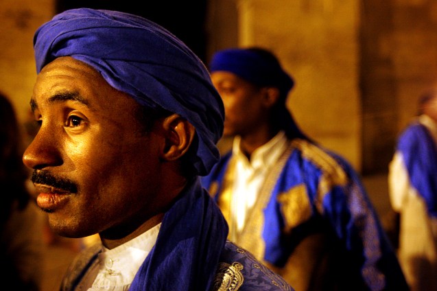 Ahwach Tissint , grupo de danca berber no Bab Boujloud , no festival de musicas sagradas de fes . Fes , 09 de Junho de 2006 . @Enric Vives-Rubio
