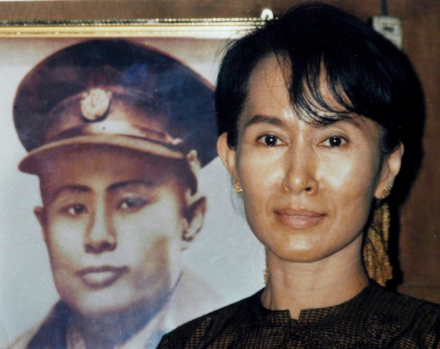 Aung San Suu Kyi, posando junto a uma foto de Aung San, o seu pai e da independência da Birmânia. @EPA