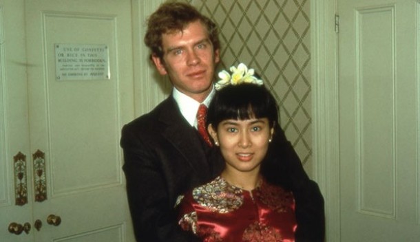 Com o marido, Michael Aris, no dia do casamento. Ele morreu de cancro, em Londres: ela não foi ao funeral. Sabia que os militares não a deixariam regressar se saísse do país. @DR (Direitos Reservados | All ights Reserved)