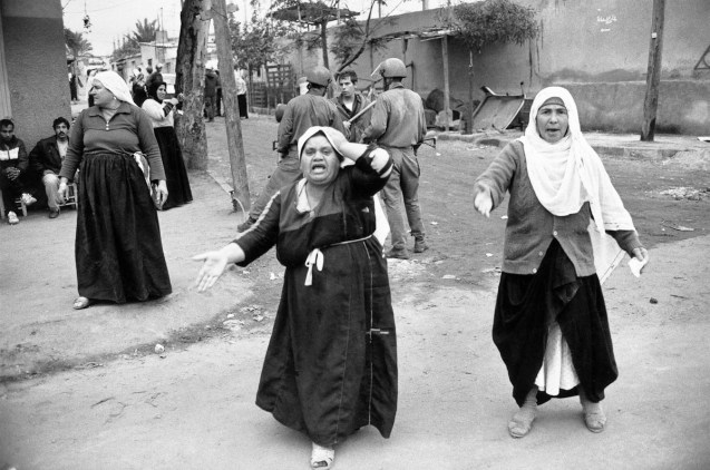 Palestinian women and Israelian soldiers in Jabalya refugee camp in December 1987 @Jean-Claude Coutausse