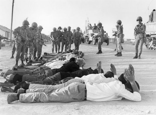 Na Cisjordânia, que se mantém ocupada desde 1967, combatentes palestinianos rendem-se às tropas israelitas, triunfantes numa guerra que os árabes perderam em seis dias – ou em “seis horas” @Pierre Guillaud |AFP | Getty Images