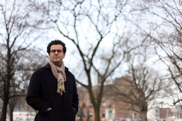 O primeiro livro de Hisham Matar demorou cinco anos a concluir, e a “obsessão” por a escrever levou o seu autor a abandonar a profissão de arquitecto. Para sobreviver, HM fez várias tarefas, de pedreiro a encadernador. Quando a Penguin concordou assinar um contrato de publicação, ele já não tinha dinheiro para pagar a renda, nem sequer crédito no telemóvel para dar a boa notícia à sua mulher. @TIM FRASER | National Post