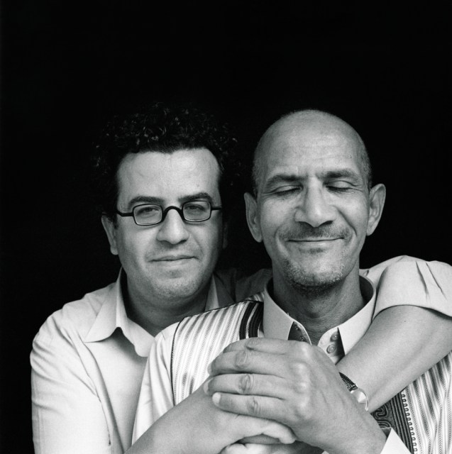 Em Março de 2012, no regresso à Líbia, pós-Khadafi, Diana Matar e o seu marido, Hisham, fizeram uma viagem pelo país à procura da família perdida. O escritor encontrou o seu Hisham (left) with his uncle Mahmoud, a political prisoner for twenty-one years. They hadn’t seen each other since 1979. @The New Yorker