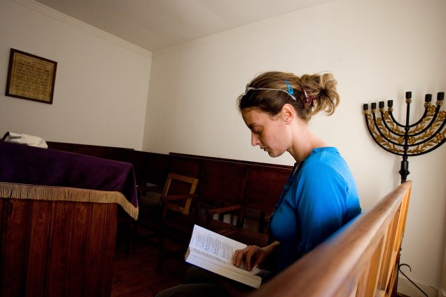 Emoção sentiu Hayah Bat-Yonatan, quando chegou a Londres, em 2006, com a sua melhor amiga para prestar provas perante o Beit Din. O momento que a deixou sem palavras foi o mikveh (banho ritual): “Submergir na água e depois dizer o shemah [oração] foi… Ao fim de dez anos, fui reconhecida por aquilo que sentia que era. Andava à procura desta legitimidade.” © Pedro Cunha