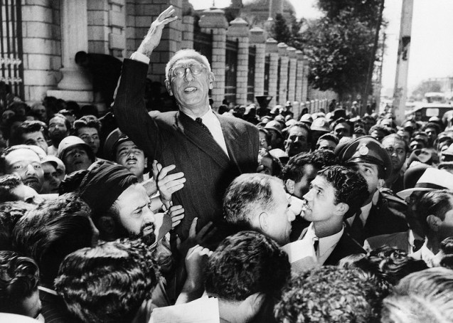 PO destino da monaquia iraniana ficou selado quando a CIA ajudou a derrubar o primeiro-ministro Mohammed Mossadegh (aqui aos ombors de apoiantes, em 27 de Setembro de 1951 - um ano antes da sua queda). Mossadegh irritara Washinhton e Londres a nacionalizar o petróleo do país, cuja exploração e receitas eram controladas pelo Reino Unido. Em 1953, Mossadegh foi condenado a três anos de prisão e transferido para a sua residência em Ahmad Abad. Morreu aqui sem nunca ter sido autorizado a receber visitas, nem sequer dos familiares. O Xá nunca perdoou o seu maior rival a humilhação do seu primeiro exílio. @Associated Press (AP) 