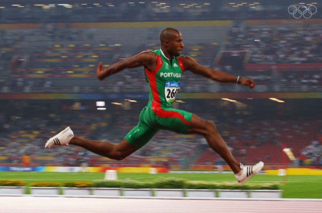 Nos Jogos Olímpicos de Pequim em 2008, onde ganhou a Medalha de Ouro, Nelson Évora saltou 17,67m. Será que ele s ente que a fé o ajuda? "Porquê um centímetro a mais ou a menos? Há coisas físicas, é certo, mas aqui atribuo uma mão divina. Para alguns, talvez seja sorte. Eu vejo mais além." @Stu Forster/Getty Images