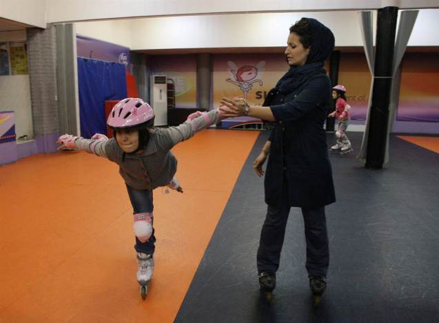 Mahnaz Mollaei, (à direita) ensina patinagem a crianças, no Clube Pardis, na cidade de Isfahan, a sul de Teerão, a capital iraniana. Foto de 1 de Janeiro de 2012 @Vahid Salemi | AP | NBC