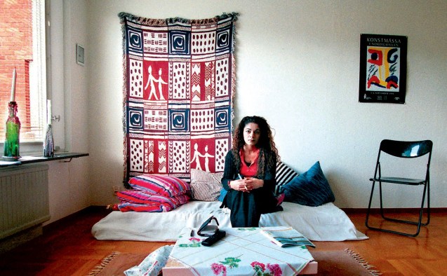 A vida de Fadime Sahindal ficou com os dias contados quando decidiu tornar público o seu amor pelo sueco Patrik Lindesjö, fez queixa do pai e do irmão, e estes foram acusados e condenados. “A incriminação oficial foi a humilhação final – prova de que os homens perderam o controlo”. © Direitos reservados | All Rights Reserved