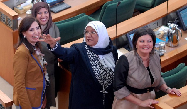 As quarto deputadas eleitas para a Majlis al-Umma (Assembleia Nacional) do Kuwait na sessão inaugural, a 31 de Maio de 2009. Da esquerda para a direita: Salwa al-Jassar, Rola Dashti, Massuma al-Mubarak e Aseel al-Awadhi. Todas completaram os seus doutoramentos em universidades nos Estados Unidos © Yasser al-Zayyat |AFP | Getty Images