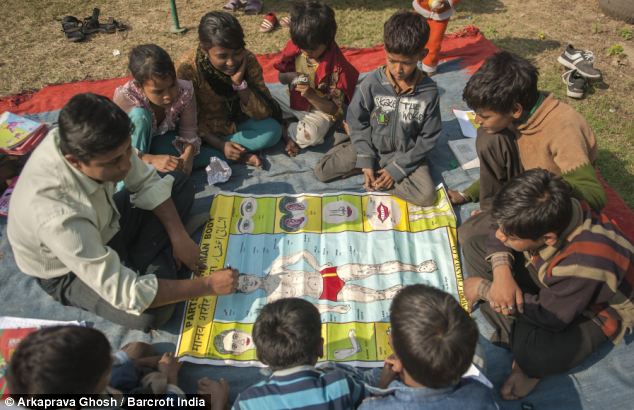 A ONG Butterflies também oferece às crianças educação, abrigos e alimentos. @Arkaprava Ghosh | Barcroft India | The Daily Mail