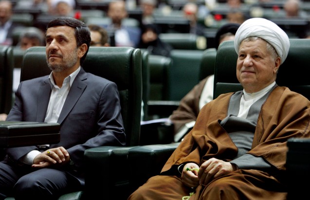 Rafsanjani, derrotado (e humilhado) por Ahmadinejad na segunda volta das presidenciais de 2005, decidiu em 2009, oferecer a Mir-Hossein Mousavi fundos e conselheiros para afastar da chefia de Estado o ultraconservador que marginalizava a “velha guarda” dos Mullahs para a substituir por uma nova geração nos Guardas da Revolução e na milícia Bassij. Começou também a “conspirar” para derrubar Khamenei. ornou-se assim o financiador o Movimento Verde. © Vahid Salemi | AP