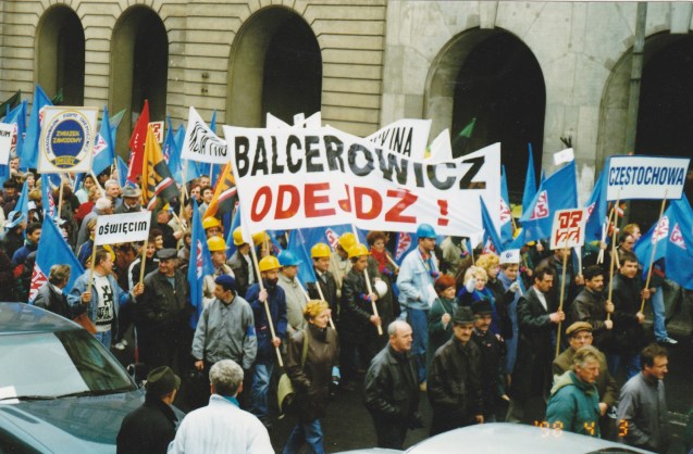 Protestos em Varsóvia, em 1989, contra o "Balcerowicz". @ Beyond the Transition Blog