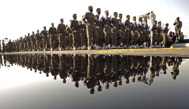 Os Guardas da Revolução (Pasdaran) detêm poder político e económico, e controlam o nuclear. © Direitos Reservados | All Rights Reserved