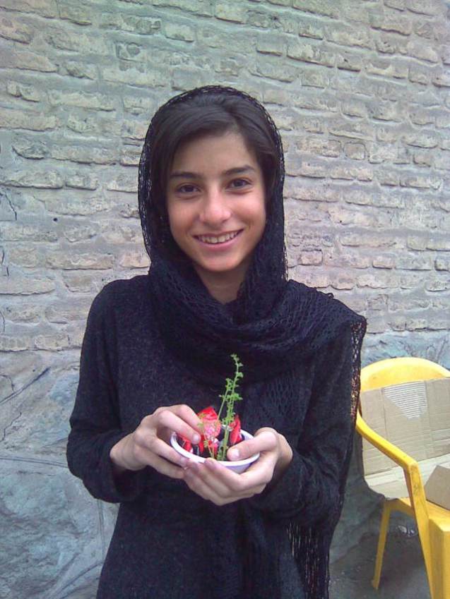 In the midst of adversity, Fariba Kamalabadi experienced a small miracle. "One day, when the 14th birthday of her youngest daughter, Taraneh Taef (in the photo) was near, not having anything to give her, she noticed that the meal that was served had a rotten carrot", says Iraj, the brother of the imprisoned leader."She also noted that the carrot had roots growing. She wrapped it in paper moistened with water, and the plant began to grow even without sunlight. When the family went to visit, she offered the carrot to her daughter as a birthday present. it was a very moving moment." @ All Rights Reserved
