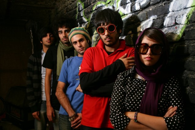 A imagem de marca de Os Gatos Persas, já à venda em DVD em Portugal: um filme-documentário centrado num grupo de jovens músicos iranianos de rock-indie, que actua clandestinamente para sobreviver. @DR (Direitos Reservados | All Rights Reserved)