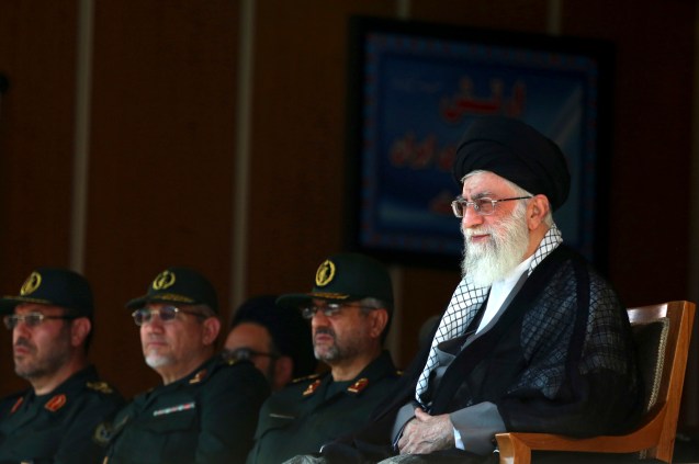 O Supremo Líder, Ayatollah Ali Khamenei (à direita), usou os Guardas da Revolução para legitimar o seu poder político, depois de ter visto, inicialmente, contestadas as suas credenciais religiosas. . Nesta foto, ele assiste a uma cerimónia de graduação de cadetes pasdaran, acompanhando do comando desta força, Mohammad Ali Jafari (ao centro) do seu principal conselheiro militar, Yahya Rahim Safavi (segundo à esquerda), e do antigo ministro da Defesa Hossein Dehghan (Teerão, 5 de Outubro, 2013) © AP Photo