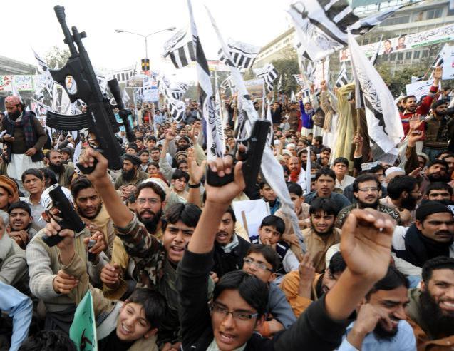 Activistas paquistaneses do Jamaat-ud-Dawa (JuD), uma organização de “caridade”, considerada um ramo do grupo islamista ilegalizado Lashkar-e-Taiba (LeT), protestam, na cidade de Lahore, contra o domínio da Índia sobre uma parte de Caxemira © AFP