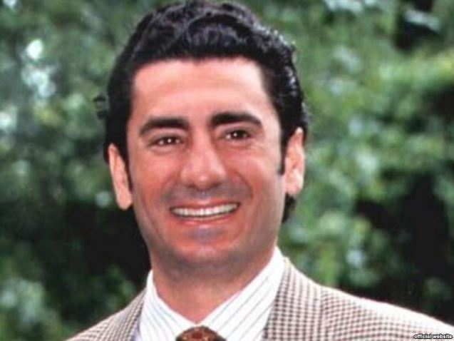 Alireza Pahlavi nasceu em berço de ouro, a 28 de Abril de 1966, cerca de um ano antes da cerimónia de coroação do seu pai, que já reinava há mais de um quarto de século. Foi o terceiro filho de Mohammad Reza e de Farah Diba. Não foi sempre recluso e introspectivo. A mãe descreveu-o como "o mais malicioso dos rapazes", que se exprimia "numa linguagem impecável e com sentido de humor". © Direitos Reservados | All Rights Reserved