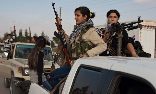 Kurdish anti-Syrian government activists parade through the streets in celebration of the official declaration of liberation of the city of Derik, near Al-Malikiyah, on 15 November 2012. © Direitos Reservados | All Rights Reserved