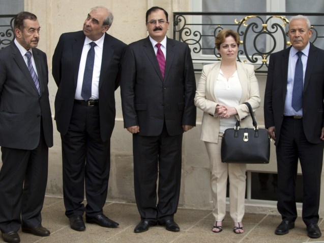 Membros da Coligação Nacional Síria. Da esquerda para a direita: Farouk Tayfour, Michel Kilo, Salem Idriss. Suhair Atassi e Burhan Ghalioun, em Paris, à espera de uma audiência com o Presidente francês, em 24 de Julho de 2013. © Francois Mori | AP Photo
