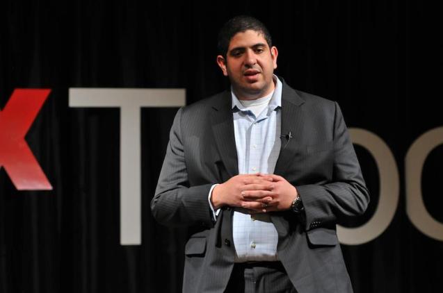 A ideia de Ousama Abushagur (na foto, numa conferência TED) de cortar a rede a Khadafi foi ganhou forma, a 6 de Março de 2011, no guardanapo do avião. Não o guardou como recordação. mas não se arrepende . “Só precisava de fazer uma lista de como montar tudo. OK: Preciso de capacidade de satélite, preciso de fundos, preciso disto e daquilo para que tudo funcione no terreno…, e então desenhei um diagrama.” @DR (Direitos Reservados | All Rights Reserved)