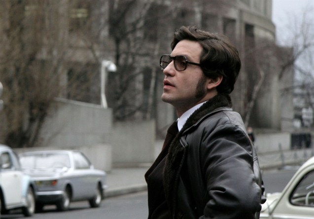 Édgar Ramírez, venezuelano como Carlos, ganhou um César, prémio francês de cinema: no decurso do filme, exprime-se em cinco línguas (castelhano, inglês, francês, alemão e árabe); também engordou 13 quilos para uma maior parecença com o “mestre terrorista”, à medida que este se tornava mais alcoólico, mulherengo e ganancioso. @DR (Direitos Reservados | All Rights Reserved)