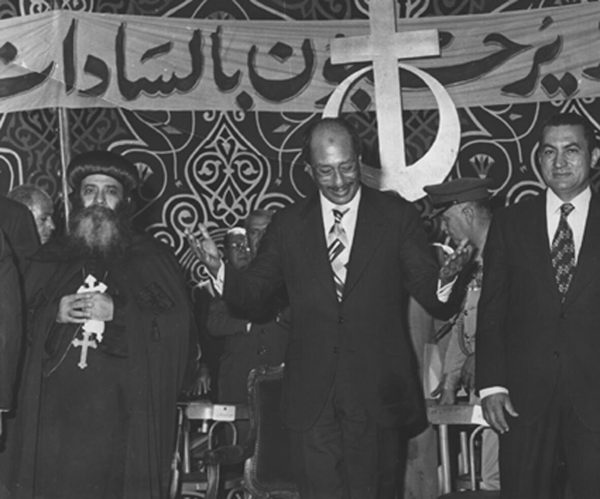 Shenouda III com Anwar el-Sadat (assassinado em 1981), que o forçou ao exílio num mosteiro depois de ter criticado a sua política face aos islamistas e a Israel. À direita, Hosni Mubarak, o sucessor do Presidente que o Papa copta haveria de apoiar, mesmo quando o povo clamava na Praça Tahrir pela queda do ditador, em 2011. © Direitos Reservados | All Rights Reserved