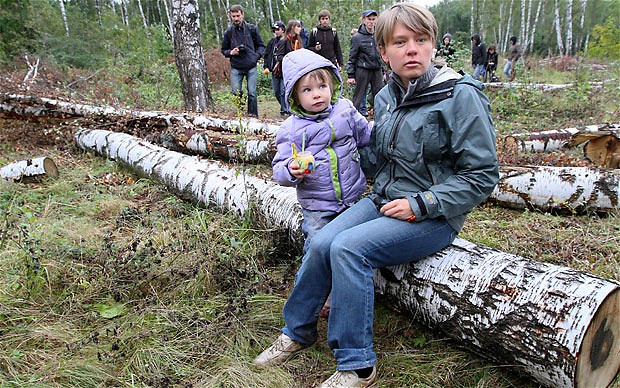 Evgenia Chirikova com uma das suas duas filhas em Khimka. @Itar-Tass