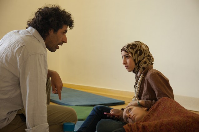 Elad Vazana com a palestiniana de cidadania israelita Noor Assi e a judia israelita Anat Shuhman, durante um encontro de meditação, em Maio de 2013. © Udi Goren