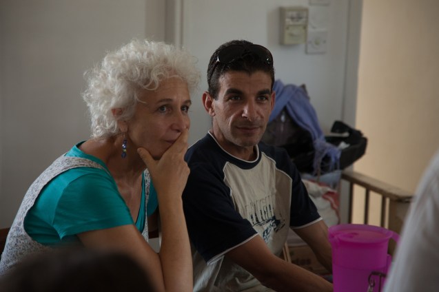 Dafna Karta Schwartz, a co-directora israelita do Sulha Project, com um dos coordenadores palestinianos, durante uma reunião em Jerusalém, no Verão de 2013. © Udi Goren