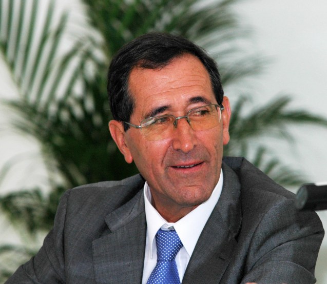 Anselmo Borges, padre católico, teólogo e professor de Filosofia: “Seja qual for o fundamentalismo, e venha de onde vier — esquece-se frequentemente que não é só islâmico, pois também há fundamentalismo judaico e cristão —, afirmo que ele só pode ser fruto da ignorância e da estupidez: de facto, quem somos nós, seres finitos, para poder dizer que possuímos o Fundamento?” © leduardolourenco.blogspot.pt/