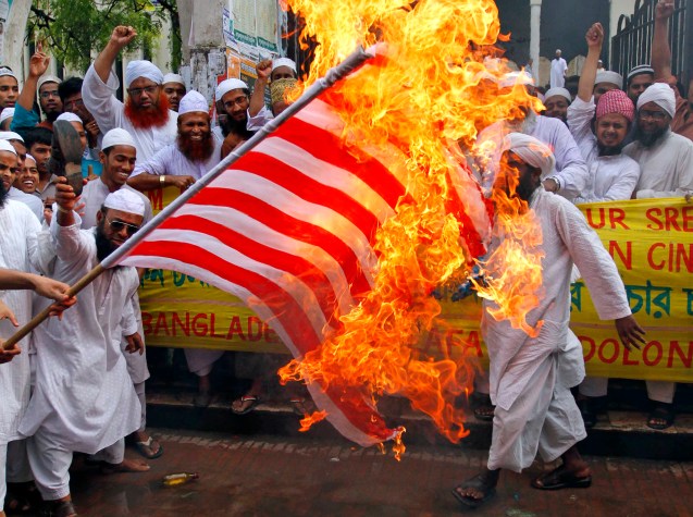 Um vídeo colocado no YouTube, baseado num “filme” chamado Innocence of Islam, no qual Maomé, o profeta do Islão, é apresentado como “bandido, mulherengo e pedófilo” foi o detonador de uma vaga de ataques, visando sobretudo interesses norte-americanos, desde a Líbia ao Bangladesh (na foto, 13 Setembro 2012) © A.M.Ahad | AP