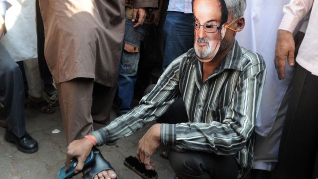 Salman Rushdie, o autor de Os Versículos Satânicos, vivei vários anos sob ameaça de morte depois de uma fatwa emitida por Khomeini no Irão. A sua obra não gerou apenas manifestações de protesto (como na foto), mas ataques contra os seus tradutores. © Direitos reservados | All Rights Reserved