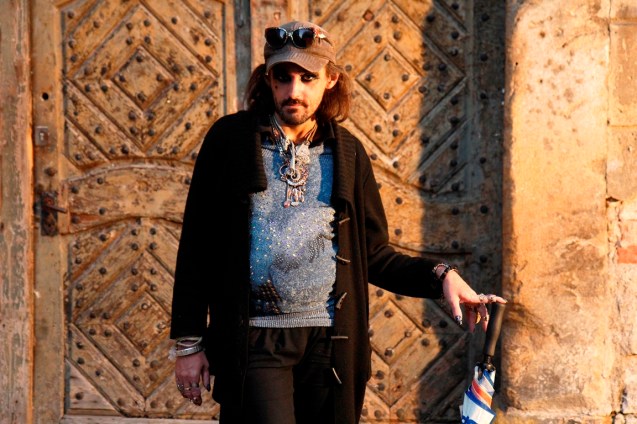 De um percurso que inclui, inevitavelmente, alguns dos lugares mais pitorescos de Praga, como a Ponte de Dom Carlos, a igreja neogótica de S. Pedro e S. Paulo ou o cemitério de Viserad, Karim faz questão, por seu turno, de dar as conhecer as ruas onde desde os seus 17 anos (tem 40) se dedicou à prostituição para sobreviver. @Pragulic