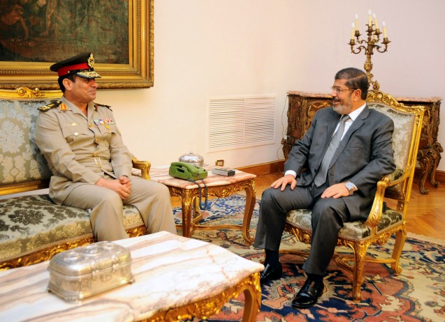 13 de Agosto de 2012: Abdel-Fattah el-Sisi (à esquerda) é recebido pelo Presidente Mohamed Morsi, que o promoveu a ministro da Defesa. Foi uma aliança de curta duração, porque o general rapidamente destituiu e mandou prender o sucessor de Hosni Mubarak, aspirando aa ocupar o seu lugar. @ AP | Egyptian Presidency