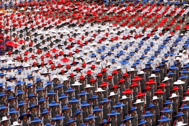 Celebrações do Dia Nacional em Taiwan: uma multidão usa chapéus com as cores da bandeira da República da China (nome oficial do país), em 10 de Outubro de 2012. REUTERS/Pichi Chuang