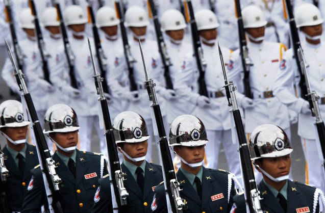 Guarda de honra em Taipé, na festa da fundação da ROC: as pessoas estão conscientes de que defender uma independência de jure levará a China a usar a força contra Taiwan e ninguém quer sacrificar vidas por soberania”, disse Chang Yu-tzung, professor de Ciência Política na National Taiwan University. AP Photo/Wally Santana)