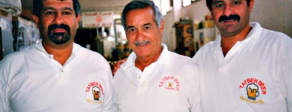 A Taybeh Brewing Company é um negócio de família. Nasceu em 1994, um ano após a assinatura dos Acordos de Oslo Peace quando David (à esquerda) e o irmão Nadim aceitaram o conselho do pai de ambos, Canaan David Khoury (1926-2002; ao centro) para regressarem à aldeia-natal de Taybeh, depois de viverem mais de 20 anos nos EUA. @Taybeh Brewing Company