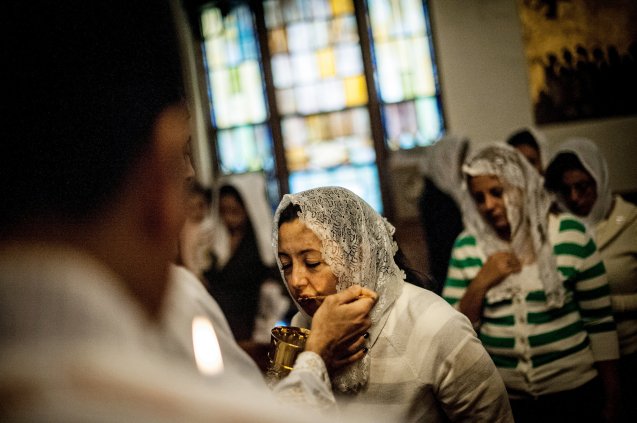 Abril de 2013: Missa na igreja copta ortodoxa de St. Mary and St. Antonios em Ridgewood, Queens (Nova Iorque) durante as celebrações da Quaresma: 55 dias de orações e jejum que precederam a Páscoa, em Maio. @ Robert Stolarik | The New York Times 