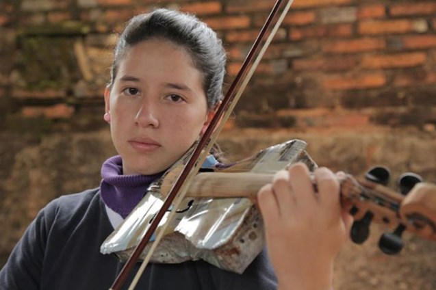 Ada Ríos, primeira violinista, 14 anos: A Orquestra de Instrumentos Reciclados de Cateura deu sentido à minha vida porque não temos muitas oportunidades”. @Creative Vision Foundation