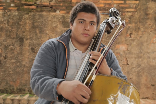Mauricio, outro dos jovens que integram a Orquestra de Instrumentos Reciclados de Cateura. Todos os instrumentos são feitos a partir de lixo reciclado. @Creative Vision Foundation
