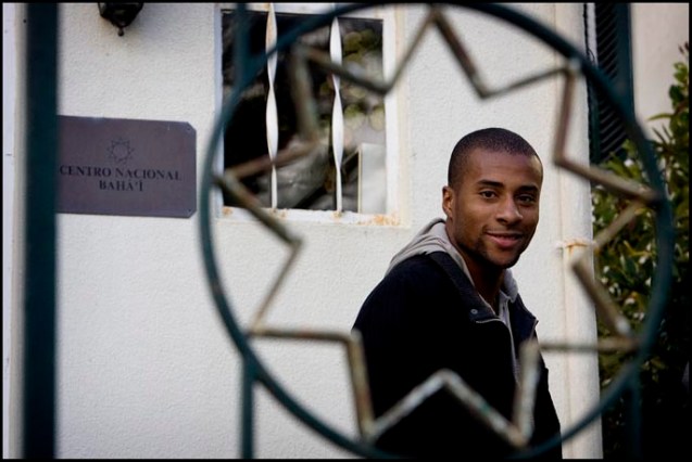 O atleta olímpico Nelson Évora é um dos bahá'ís mais famosos em Portugal. A sua caminhada religiosa e carreira desportiva foram muito influenciadas pelo seu treinador e grande amigo, João Ganço. @NUNO FERREIRA SANTOS 