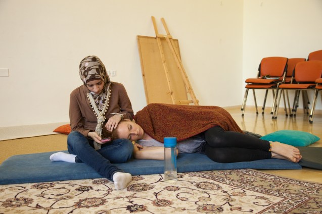 Anat Shuhman, que primeiro ponderou ser refusenik, diz a Noor que aceitou fazer “serviço cívico” para perceber “por que é preciso sacrificar três anos de vida no Exército”. Enquanto a palestiniana lhe afaga os longos cabelos vermelhos, a garota que vive no colonato, “apenas porque a renda de casa é mais barata”, adapta uma citação, de autor que não recorda, para resumir a missão de ambas: “Todas as mudanças começam com uma minoria que muitos consideram loucos, mas serão loucos a mudar o mundo.” © Udi Goren