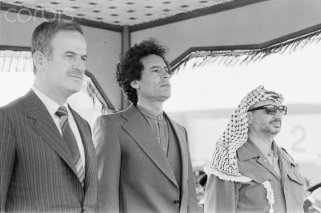 Trípoli (Líbia), 13 de Abril de 1980: os rivais Hafez al-Assad, Muammar Khadafi e Yasser Arafat, líderes da chamada Frente Árabe de Firmeza e Rejeição (criada contra Israel). @ CORBIS Images