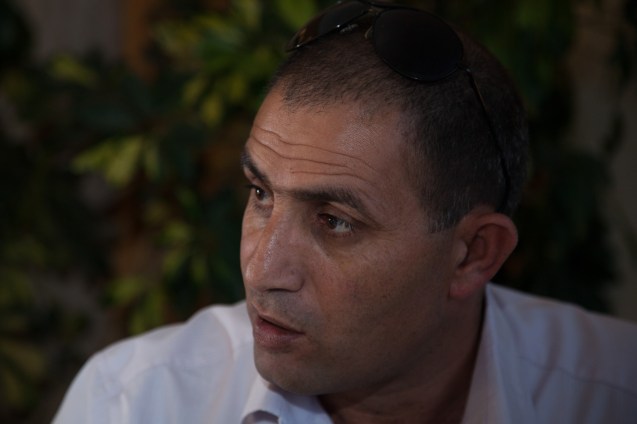 Em 1993, o ano de Oslo, o pai de Abir foi libertado. “Parecia que a paz estava ao virar da esquina”, disse Bassam. “Quando vi crianças palestinianas, em Jenin, a oferecer flores a soldados israelitas, abandonei a luta armada. Não mudei o objectivo: pôr fim à ocupação. Sigo uma via diferente.” © Udi Goren