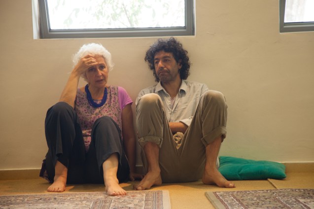 Dafna Schwartz e Elad Vazana, dois israelitas que dinamizam o Sulha Project, numa das reuniões em Neve Shalom; ele é um antigo comandante do Exército e foi um dos fundadores; ela é agora co-directora e tem uma filha a cumprir o serviço militar. Também esta faz parte deste movimento que ajuda a "entender a humanidade nos dois campos". © Udi Goren